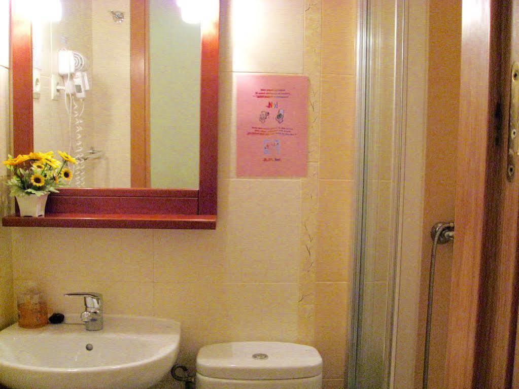 Hostal Tirso Plaza Мадрид Екстер'єр фото