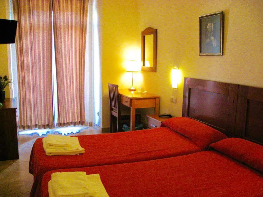 Hostal Tirso Plaza Мадрид Екстер'єр фото