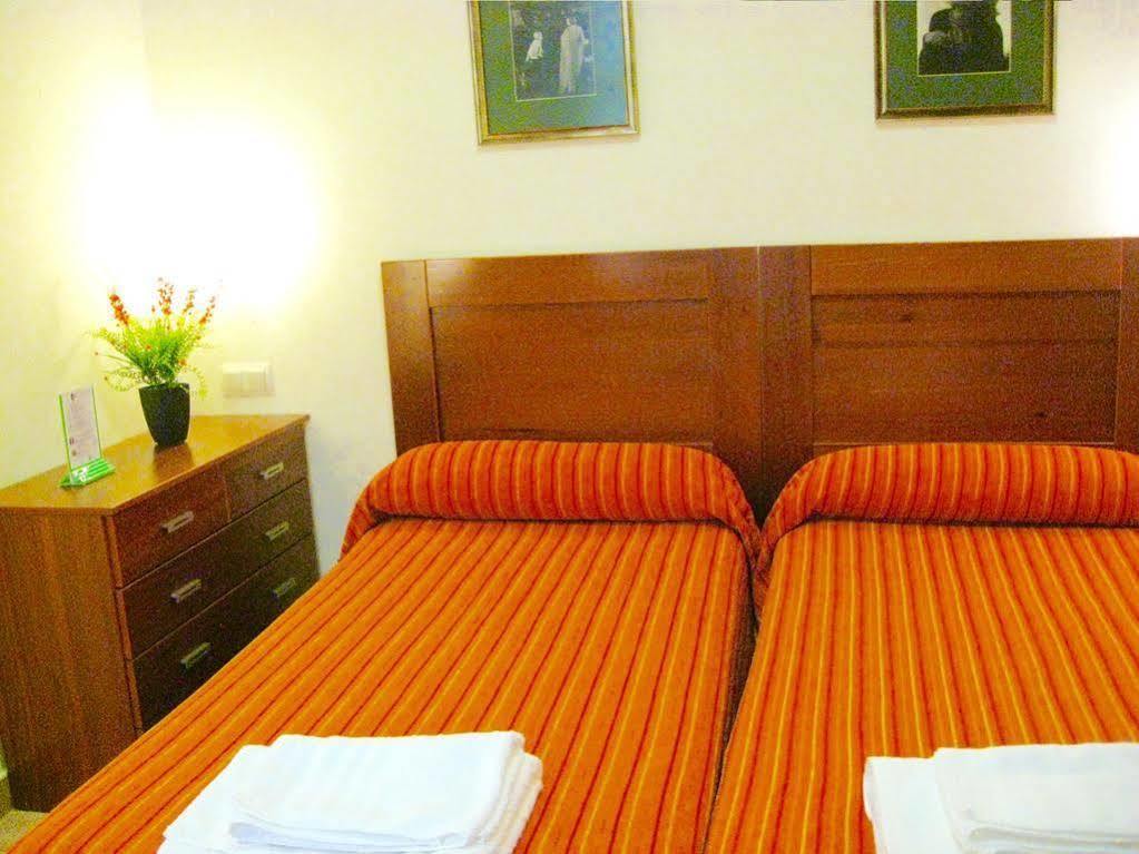 Hostal Tirso Plaza Мадрид Екстер'єр фото